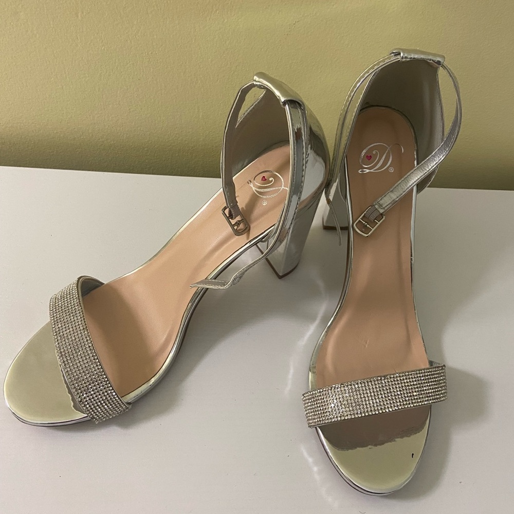 Comfy wedding style heels or for any occasion.